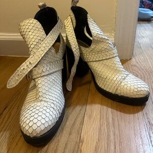 Super cool leather boots from Schutz